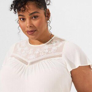 Torrid - Washable Crinkle Gauze Flutter Sleeve Lace Mix Top in Pristine White‌‍‍